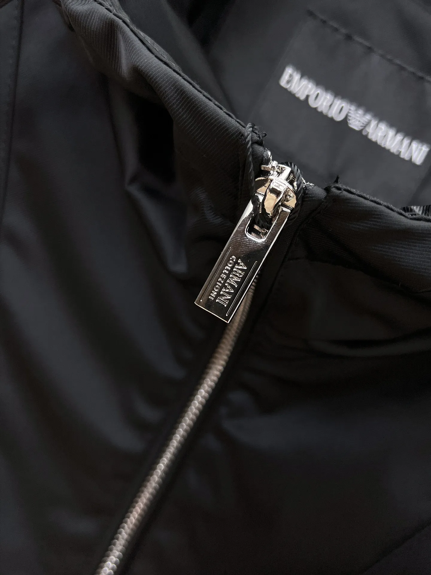 Armani official website Same Style, complete with three labels, on sale in advance. 2026 Autumn and Winter New Arrival men's jacket, Original with complete three labels, Premium version. Custom-made fabrics at the counter. Breathable, high comfort, impeccable details, brand element design concept, reflecting high quality. It feels delicate and soft, presents a casual cut, and has a great upper body shape. Sizes: M～3XL,
